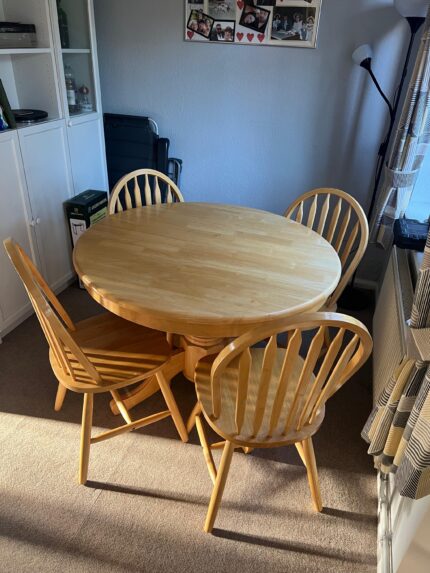 Dining table with 4x chairs