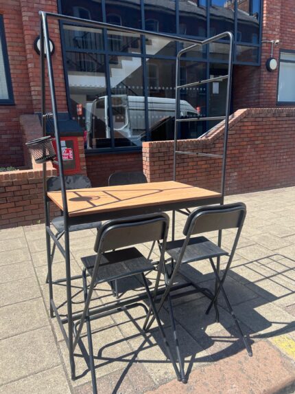 Table with 4x stools